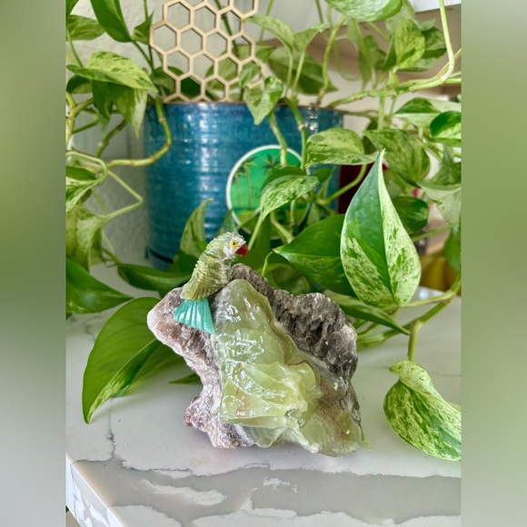 Parrot carving on Green Calcite - Picture 3 of 7